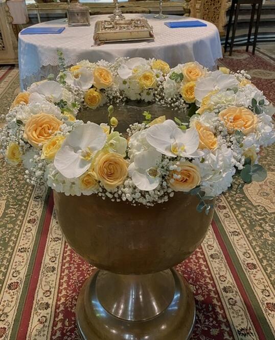 Decorațiune Cristelnita de Botez cu Flori Peach și Albe