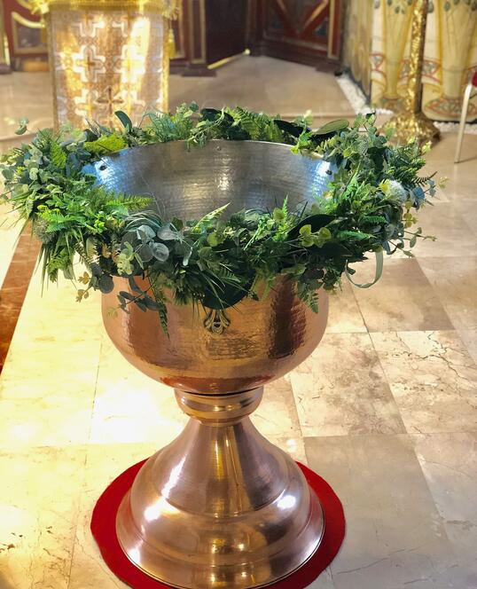 Decoratiune pentru Cristelnita de Botez cu Verdeata Artificiala (de inchiriat)