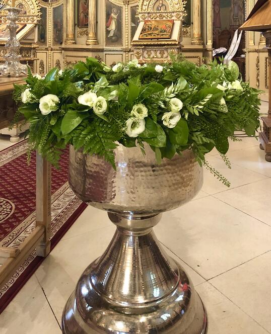 Decoratiune Cristelnita de Botez cu Verdeata si Flori Albe