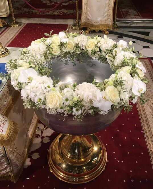 Decoratiune Cristelnita de Botez cu Flori Albe