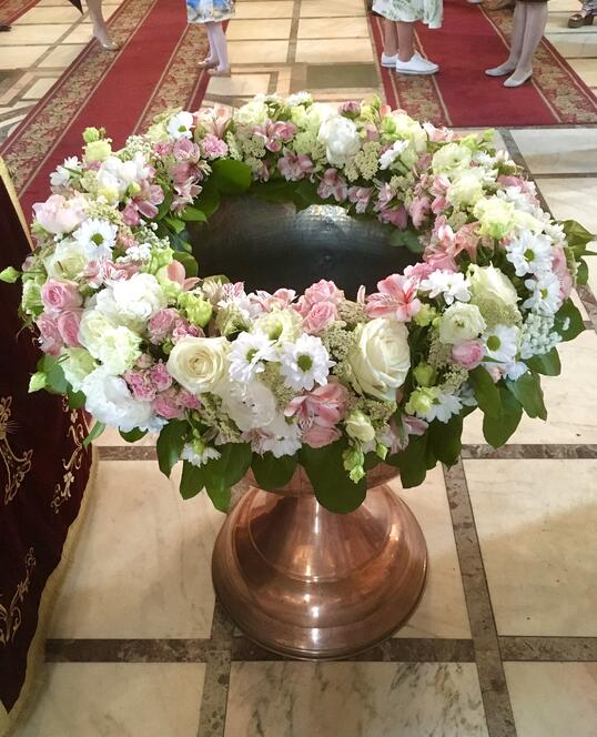 Ghirlanda Cristelnita de Botez cu Flori Albe si Roz