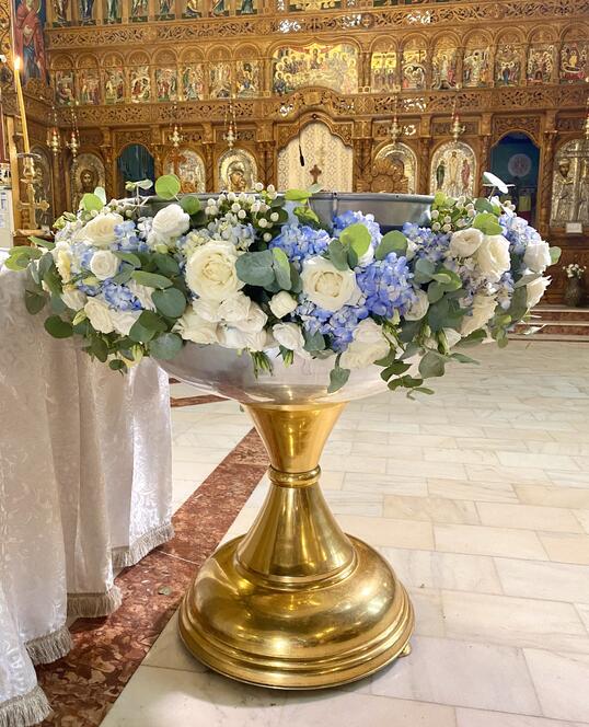 Decoratiune Cristelnita cu Flori Albe si Albastre