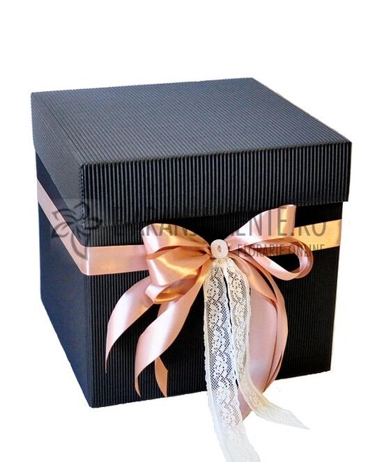 Cutie Patrata cu 19 Trandafiri