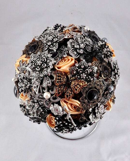 Buchet din Brose Negre, Maro si Bronz cu Baza din Textil