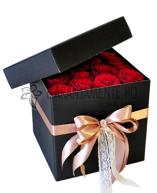 Cutie Patrata cu 19 Trandafiri